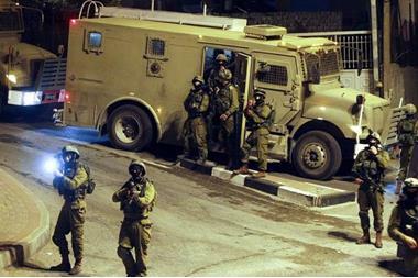 Zionistische Feindkräfte stürmen die Städte Ramallah und Bir Zeit und nehmen drei Bürger fest, darunter eine Frau