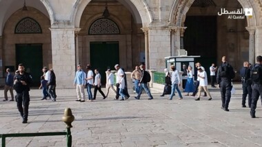 Manadas de colonos invaden Al-Aqsa bajo la protección de las fuerzas enemigas sionistas
