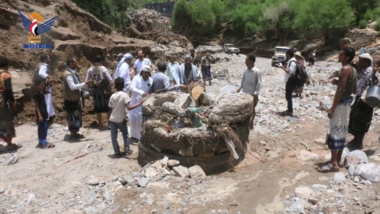 Taiz Zakat Office provides financial assistance to those affected by floods in Maqbanah