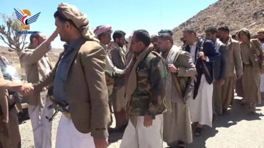 Una visita de Eid y Una Caravana desde los distritos de Bani Matar y Sanhan a los estacionados en el frente de Halhal en la Gobernación de Abyan