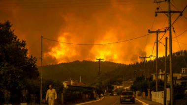 حرائق الغابات تدمر المنازل في اليونان وتجبر السكان على الفرار