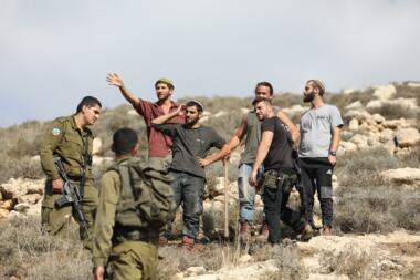  اصابة فلسطيني طعنا من قبل مستوطنين وإحراق أراض زراعية في دوما 