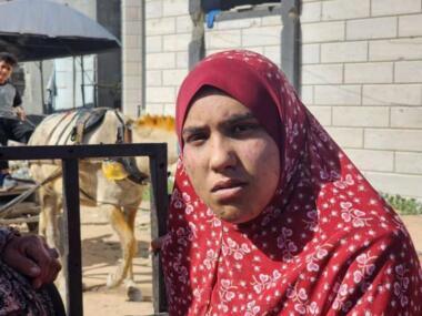 فتاة في غزة تخرج من تحت الأنقاض بعد أربعة أيام من استهداف منزلها