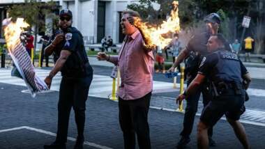 Un periodista estadounidense “quemando su cuerpo” frente a la Casa Blanca en apoyo a Gaza y en protesta por el apoyo de su país al genocidio