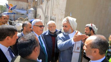  Premierminister und der Großmufti des Jemen prüfen die Arbeiten zum  Wiederaufbau der historischen Moschee Al-Nahrain