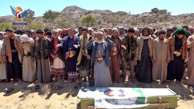  تشييع جثمان الشهيد الخضر الغيلاني في مديرية الطفة بالبيضاء