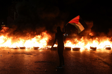 Siguiendo los pasos altos de la noble Gaza... Cisjordania y Jerusalén arden con fuego y chispas bajo los pies de los sionistas usurpadores