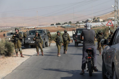 قوات العدو الصهيوني تعتقل أسيراً فلسطينياً محرراً من طمون