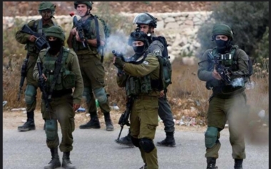 Verletzung von 3 zionistische feindliche Soldaten bei Auseinandersetzungen im besetzten Al-Quds durch Gasbomben