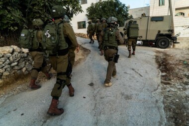 قوات العدو الصهيوني تشن حملة اعتقالاتٍ في الضفة الغربية المحتلة