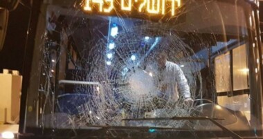 إصابة مستوطنين صهيونيين رشقاً بالحجارة في بلدة عزون شرق قلقيلية