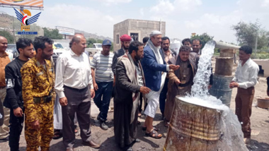 Hauptstadbürgermeister eröffnet einen Brunnen im Siebzigergarten