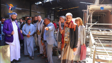 محافظ ذمار يطلع على أضرار الحريق في مصنع الاسفنج