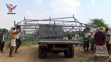 Tents distributed to affected by floods in Al-Zahra district in Al-Hodeida