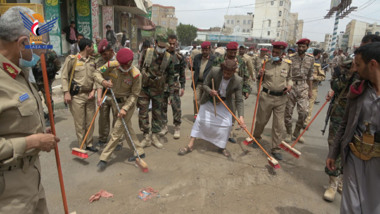 Der Generalmajor Al-Hakim beteiligt sich an der Reinigungsaktion in der Hauptstadt