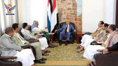 رئيس مجلس الوزراء يلتقي وزير الشؤون الاجتماعية والعمل وعددًا من مدراء فروع الشؤون الإنسانية 