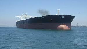 Nach der Plünderung einer großen Lieferung jemenitischen Rohöls verlässt ein riesiges Schiff den Hafen von Ash Shihr