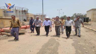 Minister für Elektrizität und Energie inspiziert den Fortschritt der Betriebs- und Wartungsarbeiten am Bahnhof Ras Kitneb in Hodeidah