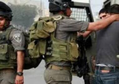The Zionist enemy forces arrest a Jerusalemite and extend the detention of others