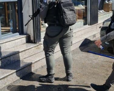 Zionist enemy storms mourning house in Old City of Quds, arrests Nasser Qaws