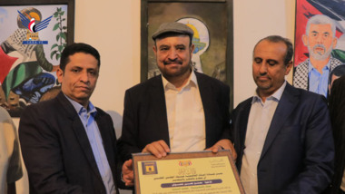 اليافعي وعباد يكرمان رجل الأعمال الدوة لدعمه طلاب المدارس الصيفية بالأمانة