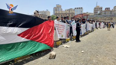 Un stand des membres de l'Université de Sanaa en soutien à la Palestine et en solidarité avec les étudiants des universités européennes américaines