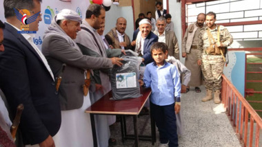    توزيع الحقيبة المدرسية على أبناء الشهداء والمفقودين بالمحويت