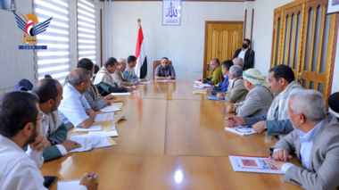 Le président Al-Mashat préside une réunion des autorités liées à la matrice des travaux de développement et de service à Al-Jawf