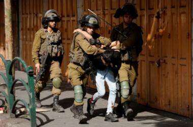 العدو الإسرائيلي يشن حملة مداهمات واعتقالات بالضفة طالت 17 فلسطينيا