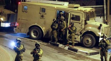 El enemigo sionista dispara a un niño palestino y lo arresta en Silwan
