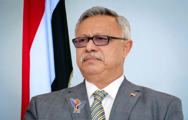 Premierminister spricht den Angehörigen des verstorben Ministers Ahmed Saleh Al-Qana sein Beileid aus