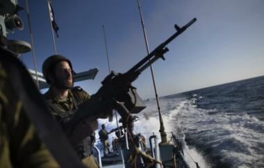 زوارق العدو الصهيوني تطلق نيرانها باتجاه مراكب الصيادين في بحر قطاع غزة