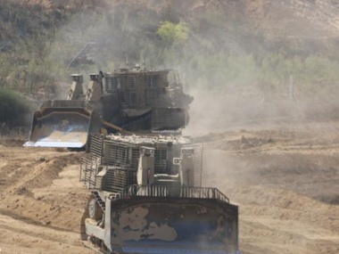 آليات العدو الصهيوني تتوغل شمال قطاع غزة وسط أعمال تجريف