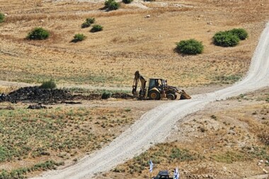 مستوطنون صهاينة يجرفون أراض في الأغوار الشمالية