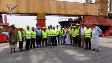 Verkehrsminister überprüft die Wartungsarbeiten und die Bemühungen zum Entladen von Gütern im Hafen von Hodeidah