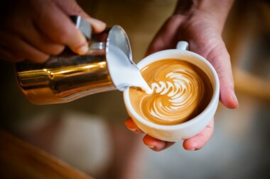 دراسة: قد يكون لرش الحليب في القهوة فوائد صحية لم نكن نعرفها