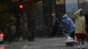 Tormentas matan a dos personas, provocan cortes de luz y paralizan el tráfico aéreo en el este de Estados Unidos