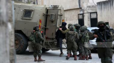 العدو الصهيوني يعتقل 15 فلسطينياً بينهم فتاة وطفلان من الضفة الغربية