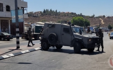 Médias ennemis : Un colon a été blessé lors d'une attaque au couteau dans la ville d'Al-Dhaheriya, au sud d'Hébron
