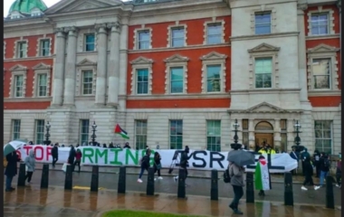 نشطاء يحاصرون وزارة الأعمال البريطانية احتجاجًا على تسليح 