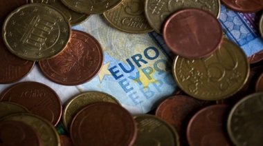 انخفاض اليورو والاسترليني بفعل التباطؤ في منطقة اليورو وبريطانيا