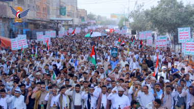 Grandes marchas masivas en Hodeidah bajo el lema “Nuestro camino con Gaza... adelante hasta la victoria.