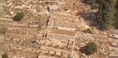 سلطات العدو الإسرائيلي تجرف أراضي غرب مدينة الخليل