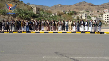 Un convoi de l'Aïd des habitants de Bani Matar dans le gouvernorat de Sanaa, stationné à Sirwah