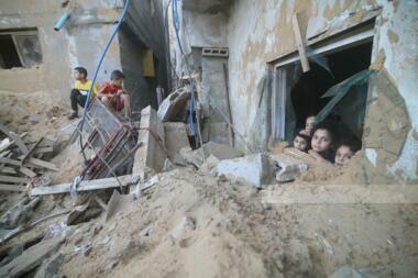 Neuf Palestiniens ont été tués à la suite d'un bombardement sioniste contre un camion humanitaire à Deir al-Balah