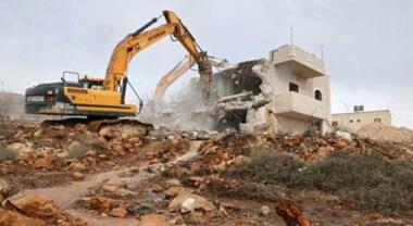 العدو الصهيوني يجبر مقدسيًا على هدم بنايته السكنية ذاتياً