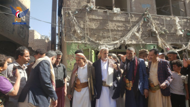 العلامة مفتاح يتفقد موقع مجزرة العدوان الأمريكي بحي وسوق فروة بمديرية شعوب
