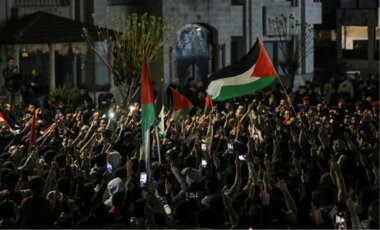 الأردنيون يواصلون الاحتشاد بمحيط سفارة الكيان الصهيوني ويهتفون بدعم المقاومة