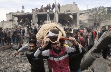 Martyrium von 19  Palästinenser bei feindlichen Bombenangriffen auf Häuser in Rafah 