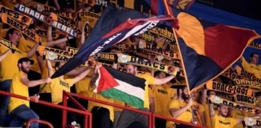 Les supporters de l’équipe espagnole de basket de Barcelone chantent en soutien à la Palestine